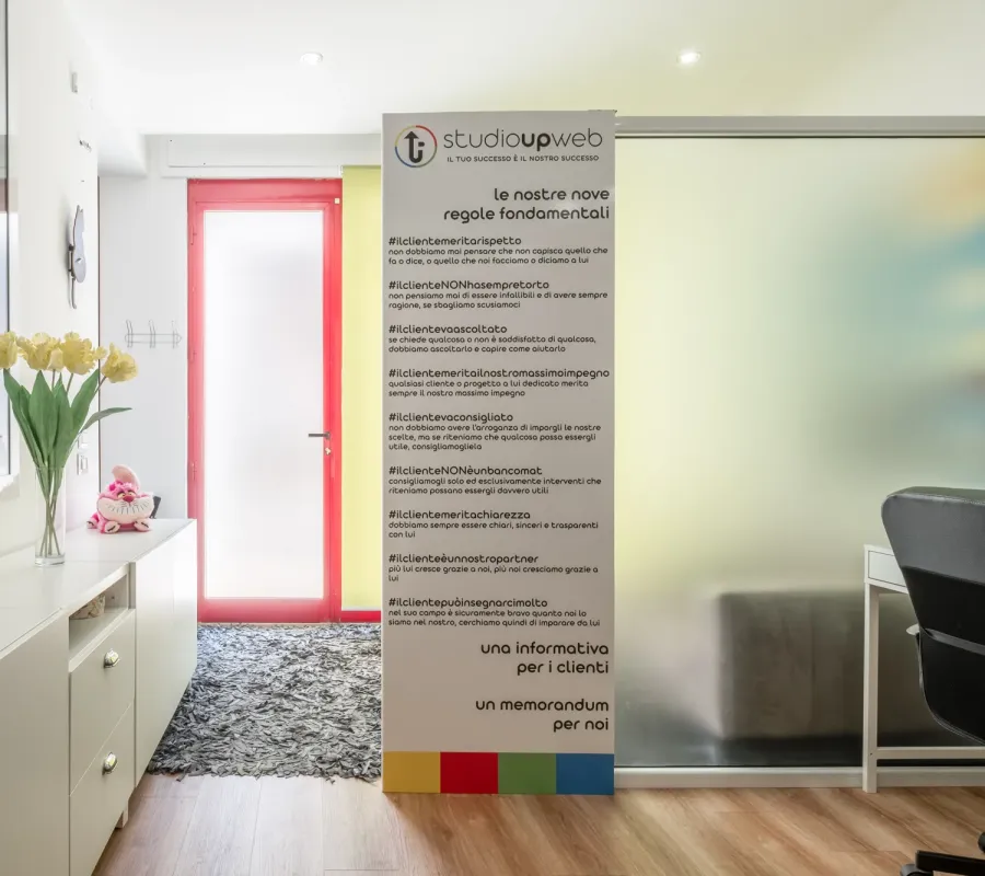 Ingresso di Studio Up Web a Cagliari con il pannello delle regole per i clienti