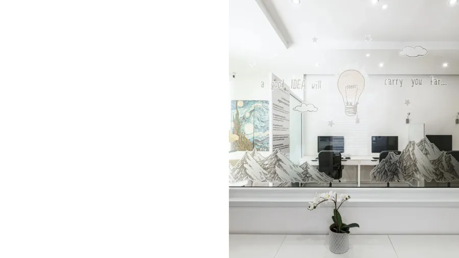 Postazioni di lavoro nell'open space di Studio Up Web a Cagliari