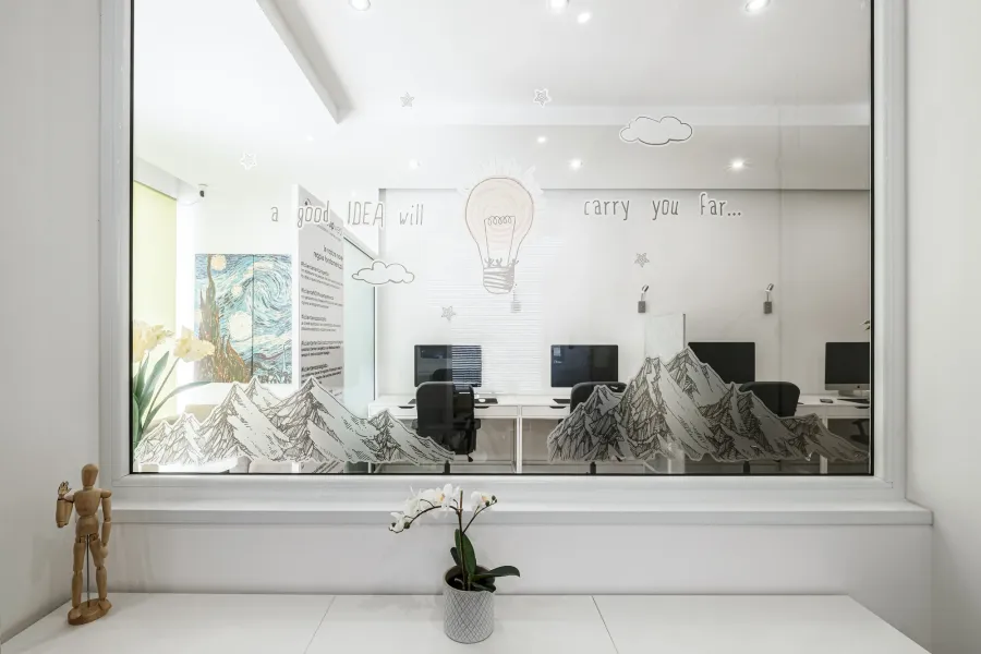 La vetrata dell'open space di Studio Up Web a Cagliari